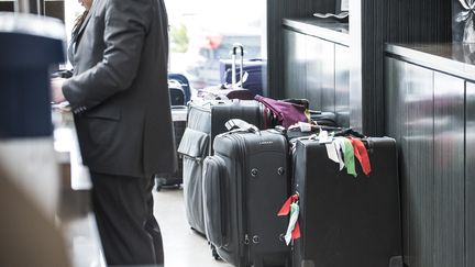 Des&nbsp;bagages à la réception d'un hôtel.&nbsp; (PHOTO D'ILLUSTRATION / ERIC AUDRAS / MAXPPP)