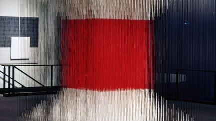 Une rétrospective de Jesús Rafael Soto (1923-2005), figure de l'art cinétique qui voulait faire bouger Mondrian et faire entrer le spectateur dans son œuvre : 40 œuvres de l'artiste Vénézuélien installé en France, carrés flottants, écritures abstraites, vibrations, cube pénétrables, sont exposées au musée Soulages de Rodez (Aveyron). Jusqu'au 30 avril 2016. Ici, Jesús Rafael Soto, Cube de Paris, 1990
 (archives Soto, photo Beatrice Hatala © Adagp, Paris 2015)