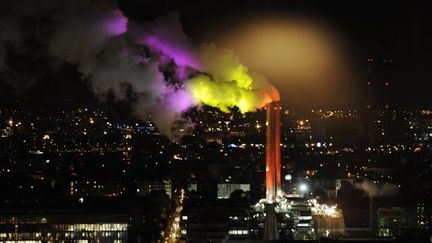 les fumées de l&#039;usine  de traitement de déchets d&#039;Ivry-Paris XIII, colorées par l&#039;artiste Jacqueline  Dauriac pour la 11e Nuit Blanche à Paris
 (BERTRAND GUAY / AFP)