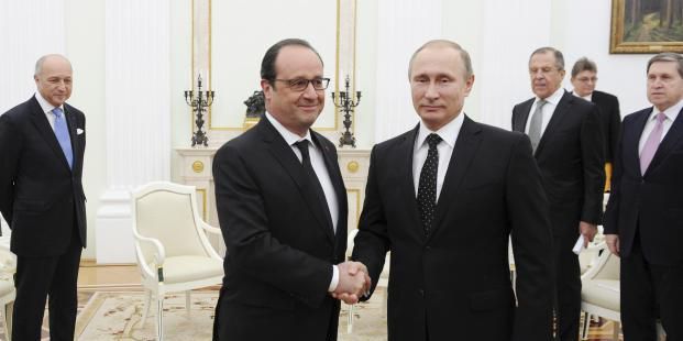 François Hollande et Vladimir Poutine à Moscou, le 26 novembre 2015. Les deux chefs d'Etat ont annoncé que la Russie et la France allaient «coordonner» leurs frappes contre l'Etat islamique en Syrie. (REUTERS)