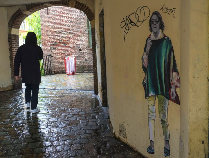 Un portrait de Gisèle Pélicot réalisé par l'artiste LaDame QuiColle à Lille (France), le 14 octobre 2024. (DENIS CHARLET / AFP)