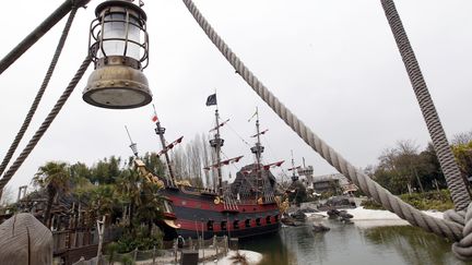 L'entr&eacute;e de l'attraction Pirates des Cara&iuml;bes, &agrave; Disneyland Paris (Marne-la-Vall&eacute;s), o&ugrave; un enfant a &eacute;t&eacute; victime d'un accident, mercredi 30 octobre 2013. (THOMAS SAMSON / AFP)