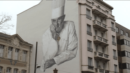 La fresque "Paul Bocuse" peinte sur le mur des halles de Lyon.
 (France3/Culturebox)