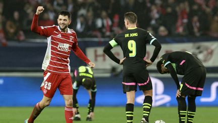 Le Brestois Julien Le Cardinal exulte après avoir ouvert le score face au PSV Eindhoven au stade du Roudourou à Guingamp, lors de la sixième journée de la Ligue des champions, le 10 décembre 2024. (FRED TANNEAU / AFP)