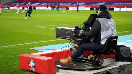 Un caméraman durant le match Lille - Reims en Ligue 1, le 17 janvier 2021 (SYLVAIN LEFEVRE / HANS LUCAS)