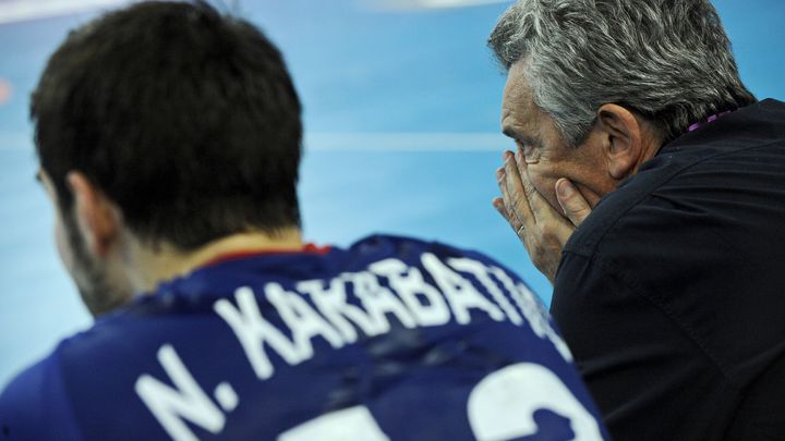 Le s&eacute;lectionneur de l'&eacute;quipe de France de handball, Claude Onesta (D) assis &agrave; c&ocirc;t&eacute; du joueur&nbsp;Nikola Karabatic, le 9 janvier 2013, &agrave; Montpellier (H&eacute;rault). (VINCENT DAMOURETTE/SIPA)