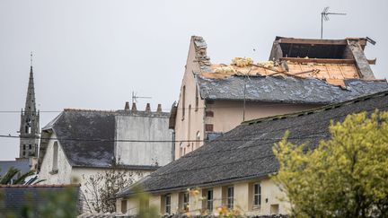 Une maison endommagée, en Bretagne, après le passage de la tempête Ciaran, le 2 novembre 2023. (GUILLAUME SALIGOT / MAXPPP)