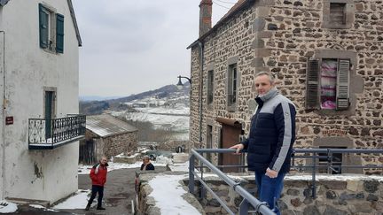 Frédéric Chassard espère pouvoir installer un médecin, un kiné et un bar-restaurant dans son village. (FARIDA NOUAR / RADIOFRANCE)