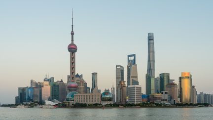 La ville de Shanghai (Chine), ici en photo le 15 octobre 2015, pourrait être en partie engloutie par les eaux à cause du réchauffement planétaire. (WANG GANG / IMAGINECHINA / AFP)