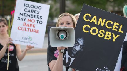 Des militantes des droits des femmes protestent pendant un spectacle de Bill Cosby, &agrave; Atlanta (G&eacute;orgie, Etats-Unis), le 2 mai 2015. (MARCUS INGRAM / GETTY IMAGES NORTH AMERICA / AFP)