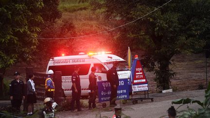 Une ambulance quitte la zone de la grotte de&nbsp;Tham Luang, dans le nord de la Thaïlande, dimanche 8 juillet 2018, jour du déclenchement de l'opération de sauvetage des adolescents et de leur entraîneur&nbsp;de football, coincés dans la cavité partiellement inondée depuis le 23 juin. (LILLIAN SUWANRUMPHA / AFP)