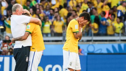 De g. &agrave; dr.,&nbsp; Luis Felipe Scolari, Neymar et Thiago Silva, durent le 8e de finale contre le Chili, le 28 juin 2014, &agrave; Belo Horizonte&nbsp;(Br&eacute;sil). (WILLIAM VOLCOV / BRAZIL PHOTO PRESS / AFP)