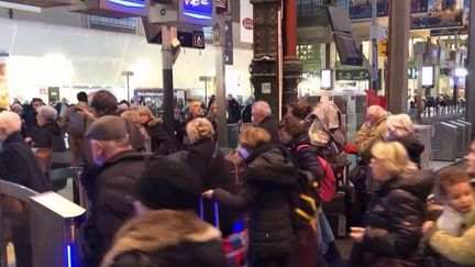 Le mouvement de grève des contrôleurs de la SNCF pourrait être suivi le week-end du 17 et 18 février, durant les vacances scolaires. L'offre ferroviaire pourrait être perturbée. (France 2)