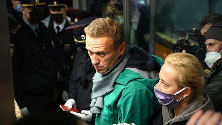 L'opposant russe Alexeï Navalny et sa femme Yulia arrivent à l'aéroport de Moscou le 17 janvier 2021. (KIRILL KUDRYAVTSEV / AFP)