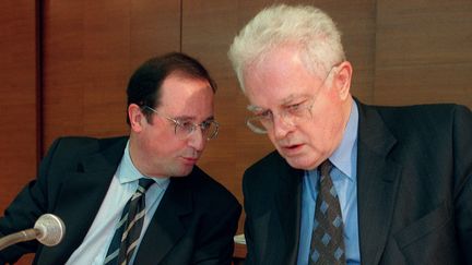Fran&ccedil;ois Hollande et Lionel Jospin, alors premier secr&eacute;taire du PS et Premier ministre, le 28 mars 1998 &agrave; Paris. (PASCAL GUYOT / AFP)