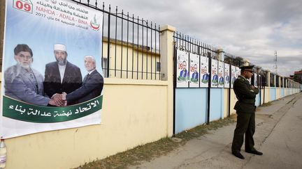 Des affiches électorales pour les élections législatives, à Alger, le 30 avril 2017. (BILLAL BENSALEM / NURPHOTO)