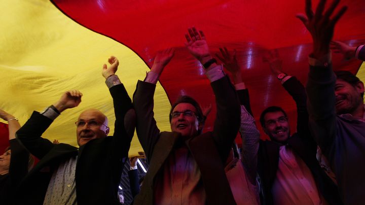 Le pr&eacute;sident de la Catalogne, Artur Mas (deuxi&egrave;me en partant de la gauche), sous un drapeau catalan pendant un meeting de campagne pour les l&eacute;gislatives du Parlement r&eacute;gional, le 18 novembre 2012, &agrave; Barcelone (Espagne). (QUIQUE GARCIA / AFP)