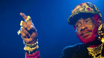 Le musicien jamaïcain Lee "Scratch" Perry sur scène à Budapest (Hongrie) le 4 février 2011. (BALAZS MOHAI / MTI / MAXPPP)