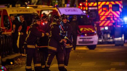 Des pompiers interviennent près du Bataclan, vendredi 13 novembre 2015.&nbsp; (GAUTIER-SAGAPHOTO / ONLY FRANCE / AFP)