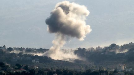 De la fumée s'élève du village de Khiam, au sud du Liban, le 9 octobre 2024 après une frappe israélienne. (AFP)