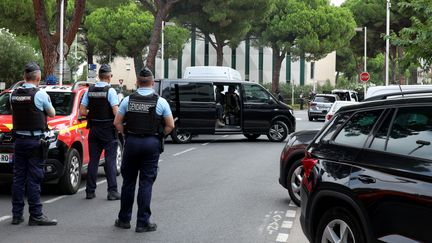 Des policiers déployés à proximité de la synagogue Beth Yaacov, à La Grande Motte (Hérault) le 24 août 2024 (PASCAL GUYOT / AFP)