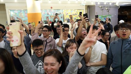 Des électeurs prodémocratie célèbrent la victoire de leur camp aux élections locales d'Hong Kong, le 24 novembre 2019.&nbsp; (EYEPRESS NEWS / AFP)