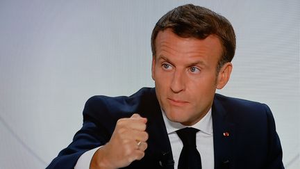 Le président Emmanuel Macron s'adresse aux Français, mercredi 14 octobre 2020, sur les nouvelles mesures de restriction contre l'épidémie de coronavirus. (LUDOVIC MARIN / AFP)