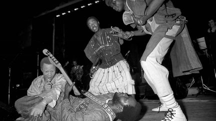 Salif Keita, à gauche, et le guitariste Ousmane Kouyaté se produisent en mai 1986 dans la salle des fêtes de la mairie de Montreuil, en région parisienne.&nbsp;&nbsp; (BILL AKWA BETOTE)