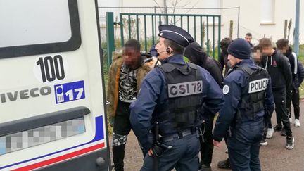 Des policiers et des lycéens lors l'arrestation de 151&nbsp;jeunes à Mantes-la-Jolie (Yvelines) le 6 décembre 2018. (CELINE AGNIEL / AFP)