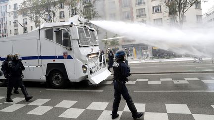 Un canon à eau utilisé lors des manifestations du 1er-Mai. (THOMAS SAMSON / AFP)