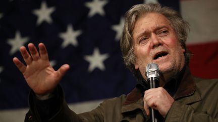 Steve Bannon prononce un discours lors d'un meeting en faveur d'un sénateur républicain à Fairhope (Alabama), le 5 décembre 2017. (JOE RAEDLE / GETTY IMAGES NORTH AMERICA / AFP)