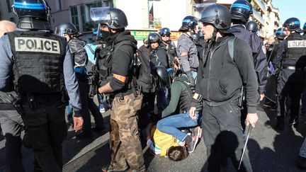 Des policiers interpellent un homme à Nice lors d'une mobilisation des "gilets jaunes", le 23 mars 2019. (VALERY HACHE / AFP)