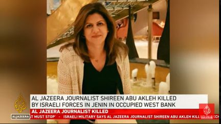 Capture d'écran d'une photo de Shireen Abu Akleh, diffusée par&nbsp;la chaîne Al-Jazeera le 11 mai 2022. (AL JAZEERA)