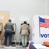 Des électeurs votent pour les élections de mi-mandat à Atlanta (Etats-Unis) le 18 octobre 2018. (JESSICA MCGOWAN / GETTY IMAGES NORTH AMERICA / AFP)