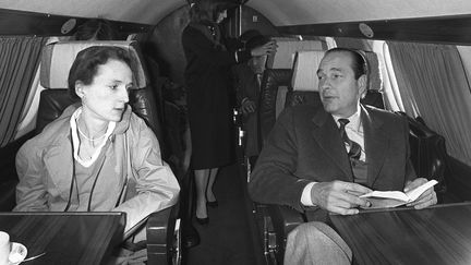 Laurence et Jacques Chirac, dans un avion pour aller voter au premier tour de l'élection présidentielle, le 26 avril 1981. (GEORGES BENDRIHEM / AFP)