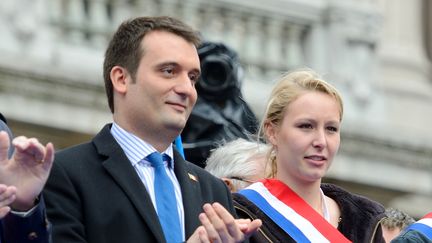 Le vice-pr&eacute;sident du Front national, Florian Philippot, aux c&ocirc;t&eacute;s de la d&eacute;put&eacute;e Marion Mar&eacute;chal-Le Pen, lors du d&eacute;fil&eacute; du FN &agrave; Paris, le 1er mai 2013. (ERIC FEFERBERG / AFP)