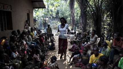 Parmi les milliers de déplacés congolais qui affluent à Kikwit en provenance du Kasaï, de nombreuses femmes avec leurs enfants.  (Photo AFP/John Wessels)