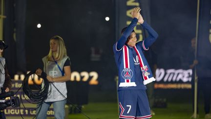 Kylian Mbappé, célèbre le dixième titre de champion de Ligue 1&nbsp;du PSG&nbsp;après le match&nbsp; entre Paris et Metz, au Parc des Princes à Paris, le 21 mai 2022. (R ITHEINZEGAOJING / XINHUA)