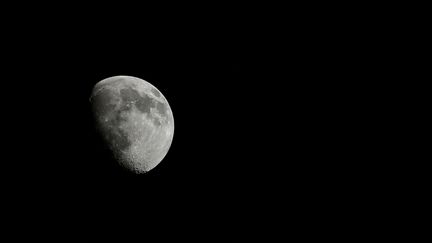 Le lever de la lune est vu de Rome, en Italie, le 11 mai 2022.  (ISABELLA BONOTTO / AFP)