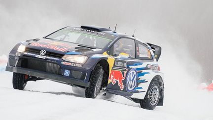 Andreas Mikkelsen (Volkswagen) en dérive sur la neige suèdoise (JONATHAN NACKSTRAND / AFP)