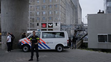 Un policier se tient devant l'entrée de la salle de concert Maassilo, à Rotterdam, le 23 août 2017.
 (ARIE KIEVIT / ANP / AFP)