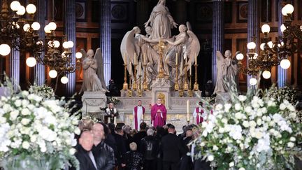 L'office a été célébré par Monseigneur Benoist De Sinety, aux côtés du père Guy Gilbert (tout à gauche). (REUTERS)