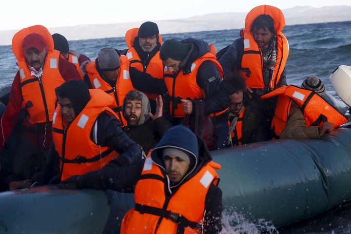 Des réfugiés syriens et irakiens arrivent sur l'île de Lesbos (Grèce), le 1er janvier 2016.&nbsp; (GIORGOS MOUTAFIS / REUTERS)