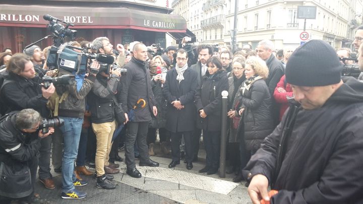 La maire de Paris, Anne Hidalgo, se recueille devant le restaurant Le Petit Cambodge, rue Bichat.&nbsp; (JULIE RASPLUS / FRANCETV INFO)