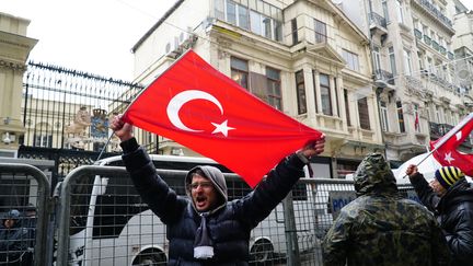 Le drapeau turc hissé par des manifestants sur le consulat des Pays-Bas à Istanbul.