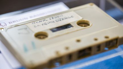 Une cassette contenant un enregistrement inédit de John Lennon, fait par des lycées danois en 1970. (IDA MARIE ODGAARD / RITZAU SCANPIX / AFP)