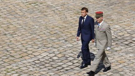 Emmanuel Macron et le&nbsp;chef d'état-major des armées, le général François Lecointre, le 21 juillet 2021 à Paris. (LUDOVIC MARIN / AFP)