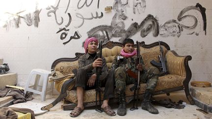 De jeunes combattants de l'Arm&eacute;e syrienne libre posent &agrave; Alep (Syrie), le 3 novembre 2013. (REUTERS)