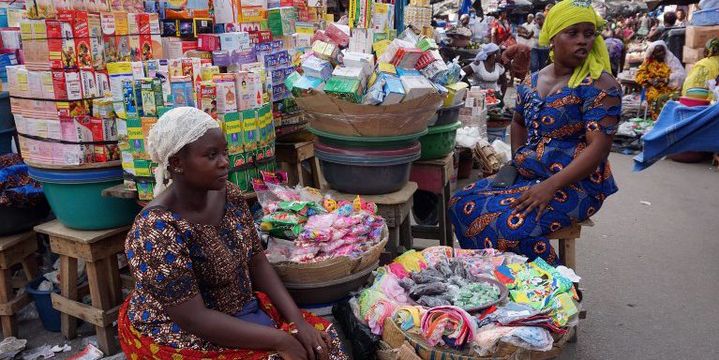 Le marché d'Adjamé à Abidjan, en Côte d'Ivoire, accueille 8000 vendeuses de médicaments. (ISSOUF SANOGO / AFP)