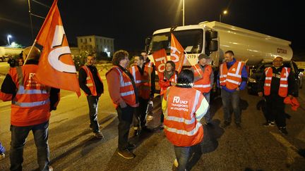 Des grévistes FO-UNCP bloquent l'accès à la raffinerie Total de Châteauneuf-les-Martigues (Bouches-du-Rhône), le 25 septembre 2017. (GUILLAUME HORCAJUELO / EPA)